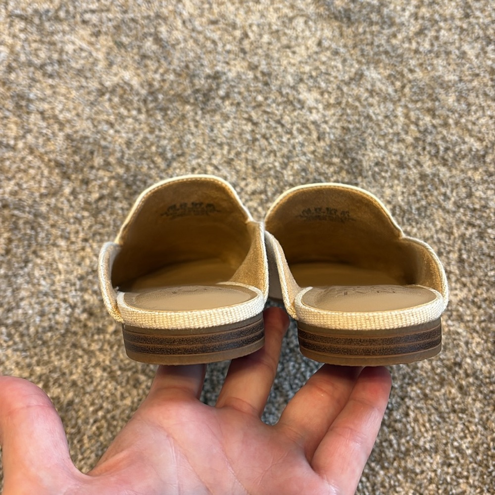 Naturalizer Kayden Beige & White Mules with Silver Chain NWOT - Picture 6 of 9